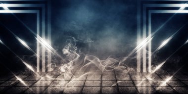 Bir ıslak parke döşeme, duman, ile boş bir sisli Caddesi'nin arka plan ışık ve lazer ışınları tarafından bir projektör, neon ışıklı