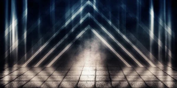 Bir ıslak parke döşeme, duman, ile boş bir sisli Caddesi'nin arka plan ışık ve lazer ışınları tarafından bir projektör, neon ışıklı