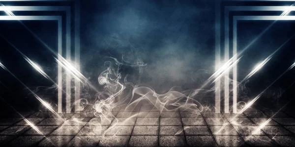 Bir ıslak parke döşeme, duman, ile boş bir sisli Caddesi'nin arka plan ışık ve lazer ışınları tarafından bir projektör, neon ışıklı