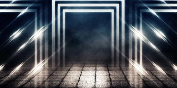 Bir ıslak parke döşeme, duman, ile boş bir sisli Caddesi'nin arka plan ışık ve lazer ışınları tarafından bir projektör, neon ışıklı