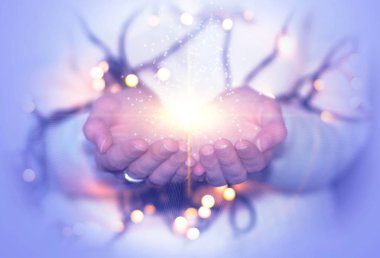 Sihirli eller yayılan parçacıklar. Bokeh ile Noel arka plan