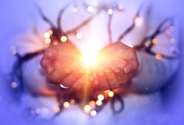 Μαγικό Σωματίδια Που Προέρχονται Από Γυναικεία Χέρια Χριστουγεννιάτικο Φόντο Bokeh — Φωτογραφία Αρχείου