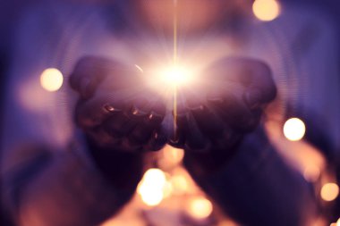 Sihirli eller yayılan parçacıklar. Bokeh ile Noel arka plan