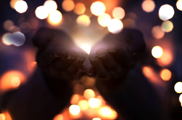 Partículas Mágicas Emanadas Mãos Femininas Fundo Natal Com Bokeh — Fotografia de Stock