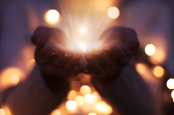 Partículas Mágicas Que Emanan Manos Femeninas Fondo Navidad Con Bokeh — Foto de Stock