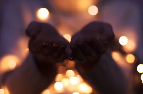 Partículas Mágicas Emanadas Mãos Femininas Fundo Natal Com Bokeh — Fotografia de Stock