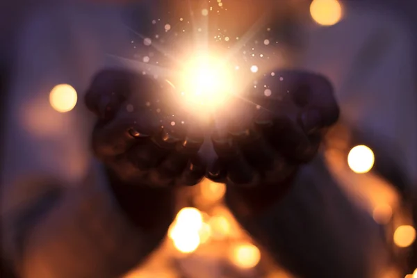 Particules Magiques Émanant Des Mains Féminines Fond Noël Avec Bokeh — Photo