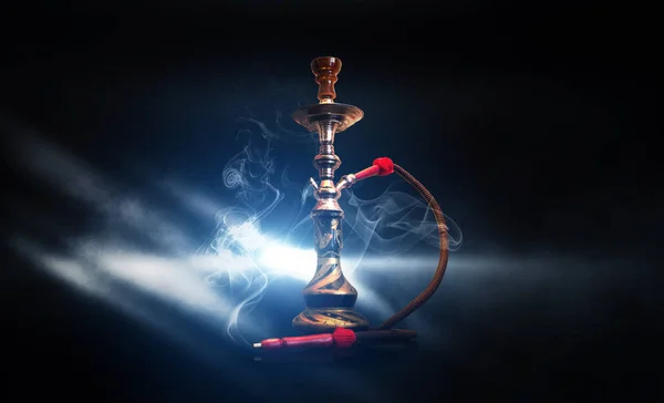 Hookah 在一个具体的背景上吸烟 被聚光灯照亮 霓虹灯 — 图库照片