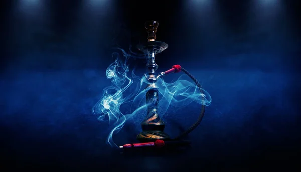 Wasserpfeife Rauchen Auf Dem Hintergrund Einer Ziegelwand Neonlicht Laserstrahlen — Stockfoto