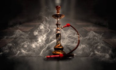 Bir tuğla duvar, neon ışık, lazer ışınları arka plan üzerinde nargile İçilmez