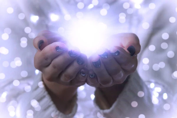 Magische Teilchen Die Von Weiblichen Händen Ausgehen Weihnachten Hintergrund Mit — Stockfoto