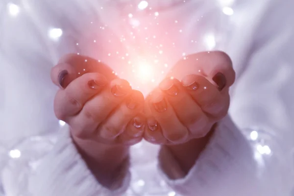 Sihirli eller yayılan parçacıklar. Bokeh ile Noel arka plan