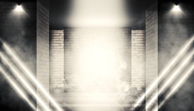 Arka plan boş karanlık oda tarafından lazer ışınları, duman neon ışıklarla aydınlatılmış tuğla duvarlı