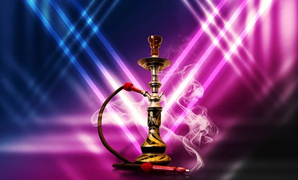 Hookah 吸烟在一个未来主义的背景与霓虹灯 聚光灯 背景趋势彩色塑料粉红色 — 图库照片