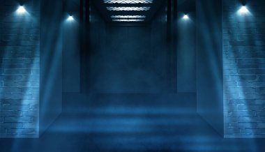 Arka plan tarafından spot aydınlatılmış tuğla duvarlı boş bir bina. Diğeriyse asansör kapıları görünümünü. Neon ışık duman.