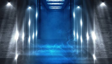 Arka plan tarafından spot aydınlatılmış tuğla duvarlı boş bir bina. Diğeriyse asansör kapıları görünümünü. Neon ışık duman.