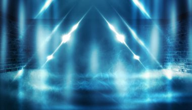 Arka plan boş karanlık oda tarafından lazer ışınları, duman mavi neon ışıklarla aydınlatılmış tuğla duvarlı