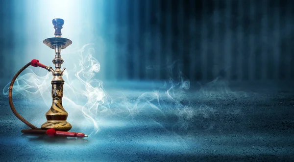 Wasserpfeifenrauchen Auf Betongrund Beleuchtet Vom Scheinwerfer Neonlicht Rauch — Stockfoto