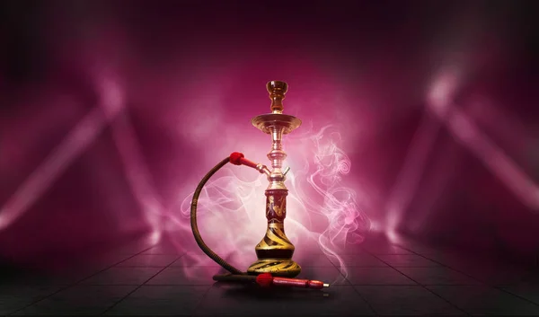Vízipipa Dohányzás Piros Háttéren Egy Üres Szobában Neon Fény Füst — Stock Fotó