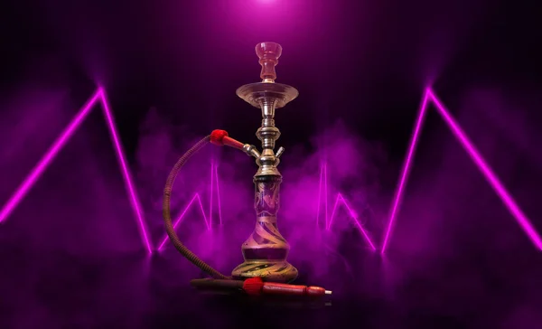 Hookah Fumar Fundo Roxo Uma Luz Néon Sala Vazia Fumaça — Fotografia de Stock