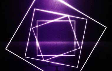 Arka planda - boş bir tünel Oda neon lambasının ışığı yanar. Beton kaplama, döşeme. Duman odanın ortasına kare şekilde lazer