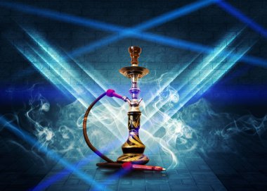 Arka plan bir boş tuğla duvar ve beton zemin üzerine nargile yasaktır. Spot ışık, neon ışık, duman