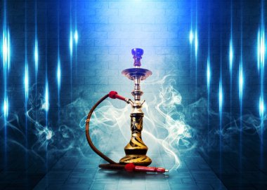 Arka plan bir boş tuğla duvar ve beton zemin üzerine nargile yasaktır. Spot ışık, neon ışık, duman