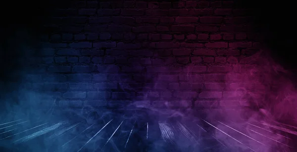 Arka plan boş tuğla duvar eski, ahşap zemin, spot, neon ışık, duman