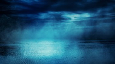 Arka plan boş sokak sahne. Su gece manzara nehir, gece gökyüzü bulutlu, ışığın yansıması. Sis duman