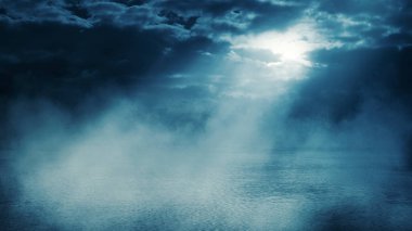 Arka plan boş sokak sahne. Su gece manzara nehir, gece gökyüzü bulutlu, ışığın yansıması. Sis duman