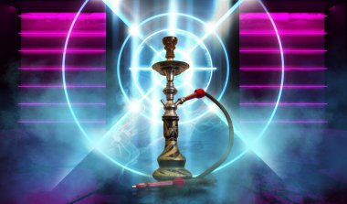 Arka plan beton kaplama ile çok renkli lazer ışınları, neon ışık, duman duman ile nargile