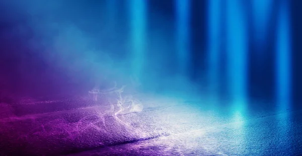Hintergrund des leeren Raumes mit Betonpflaster. blaues und rosafarbenes Neonlicht. Rauch, Nebel, nasser Asphalt mit Lichtreflexion — Stockfoto