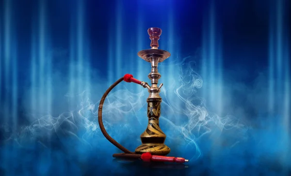 Hookah fumar sobre un fondo futurista azul de una habitación vacía, luz de neón, humo — Foto de Stock