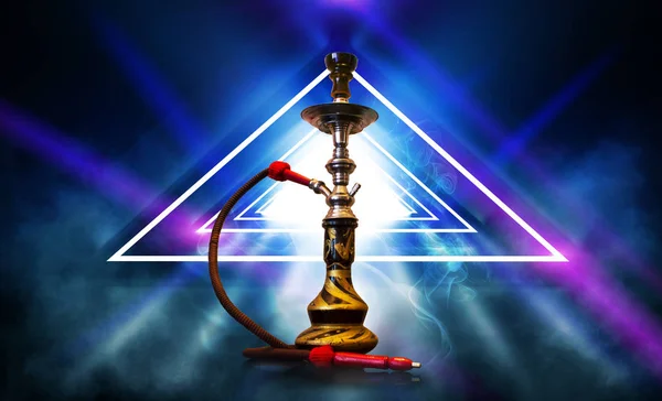 Hookah palenia na tle pustym pokoju z kształtami neon niebieski i różowy. Posadzka betonowa, Dachówka, dym — Zdjęcie stockowe