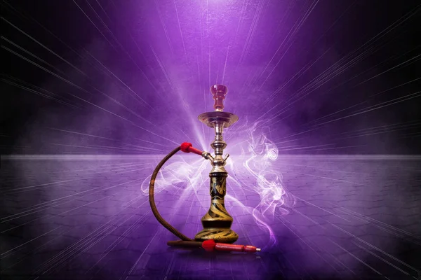 Hookah fumar sobre un fondo oscuro con neón púrpura luz, formas geométricas láser. Recubrimiento de hormigón, humo, smog — Foto de Stock