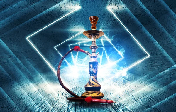 Hookah 在空荡荡的房间的蓝色未来派背景上吸烟, 霓虹灯、烟雾 — 图库照片