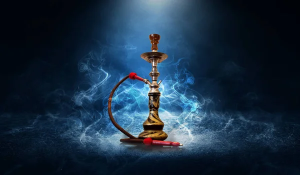 Hookah 在空荡荡的房间的蓝色未来派背景上吸烟, 霓虹灯、烟雾 — 图库照片