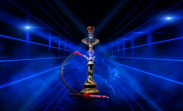 Hookah 在空荡荡的房间的蓝色未来派背景上吸烟, 霓虹灯、烟雾 — 图库照片