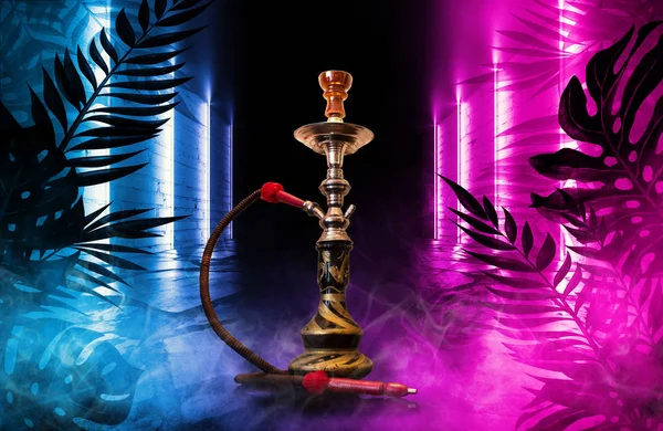 Hookah no fundo de folhas tropicais e uma parede de tijolo. Não. — Fotografia de Stock