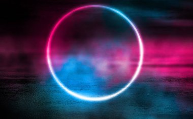 Boş sahnenin arka planı, oda. Isliyizli kaldırım, beton yansıması. Neon bulanık ışıklar. Merkezde Neon daire rakam, duman