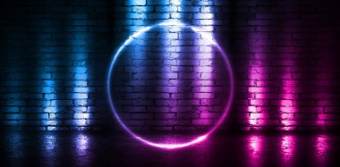 Arka plan boş sahne, oda. Isluzun üzerine yansıması, beton. Neon bulanık ışıklar. Bir tuğla duvar arka plan üzerinde Neon dairesel şekil, duman