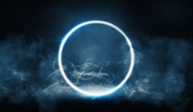 Boş sahnenin arka planı, oda. Isliyizli kaldırım, beton yansıması. Neon bulanık ışıklar. Merkezde Neon daire rakam, duman