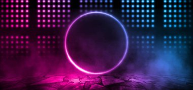 Boş sahnenin arka planı, oda. Isliyizli kaldırım, beton yansıması. Neon bulanık ışıklar. Merkezde Neon daire rakam, duman