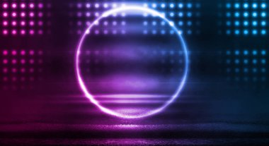 Boş sahnenin arka planı, oda. Isliyizli kaldırım, beton yansıması. Neon bulanık ışıklar. Merkezde Neon daire rakam, duman