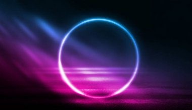 Boş sahnenin arka planı, oda. Isliyizli kaldırım, beton yansıması. Neon bulanık ışıklar. Merkezde Neon daire rakam, duman