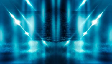 Boş, karanlık bir sokağın arka planı, geceleri bina, beton kaldırım, kiremit. Neon ışık, spot ışığı, duman, sis