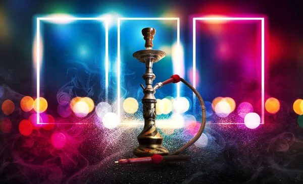 Hookah smoking on a dark abstract background. Hookah on a concrete background, neon lights, blurred night lights, bokeh — Stock Photo, Image