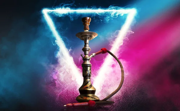 Hookah fumar sobre un fondo abstracto oscuro. Hookah sobre un fondo de hormigón, luces de neón, luces de noche borrosas, bokeh — Foto de Stock