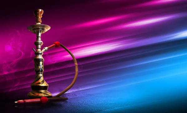 Hookah smoking on a dark abstract background. Hookah on a concrete background, neon lights, blurred night lights, bokeh — Stock Photo, Image