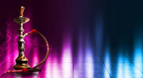 Hookah smoking on a dark abstract background. Hookah on a concrete background, neon lights, blurred night lights, bokeh — Stock Photo, Image